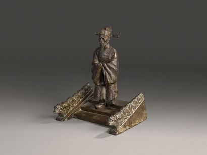 null KINICHIRO ISHIKAWA (1871-1945).
Bronze à patine brune figurant un dignitaire...