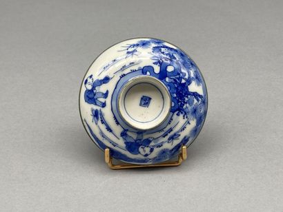 null Lot en porcelaine bleu et blanc dit "bleu de Hué" comprenant:
- Un godet à décor...