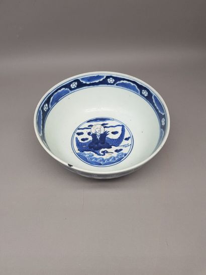 null Bol en porcelaine bleu blanc dit "bleu de Hué" à décor intérieur d'un médaillon...