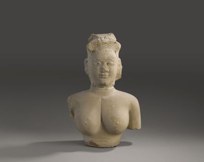 Important Champa style bust in sculpted sandstone...