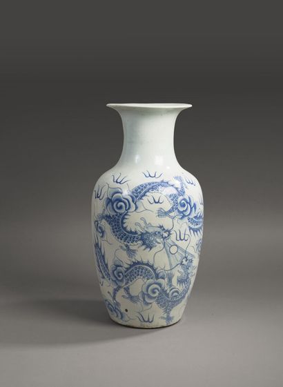 null Grand vase balustre en grès porcelaineux à décor bleu et blanc de dragons parmi...