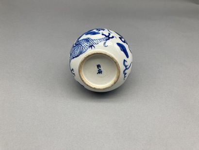 null Vase soliflore en porcelaine bleu et blanc dit "bleu de Hué" à décor d'un dragon...