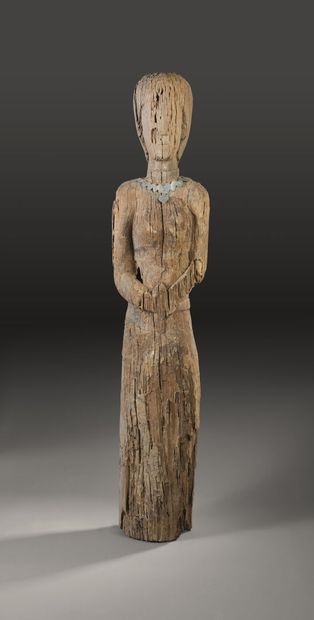 null Femme Jaraï en bois monoxyle. 
Sculpture de tombeau figurant une femme les mains...