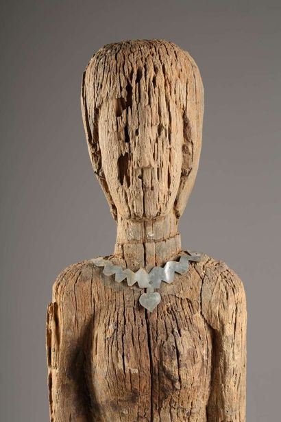 null Femme Jaraï en bois monoxyle. 
Sculpture de tombeau figurant une femme les mains...
