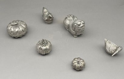 null Lot of 6 silver betel boxes 800 °/°° including:
- A box in the form of a dog...