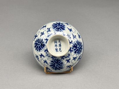 null Lot en porcelaine bleu et blanc dit "bleu de Hué" comprenant:
- Un godet à décor...