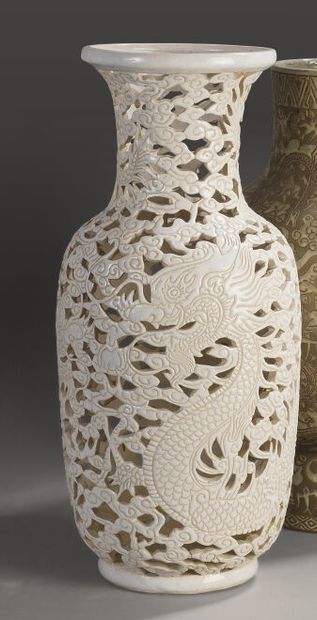 null BIEN HOA. 
Vase en grès émaillé blanc à décor ajouré de dragons affrontés chassant...