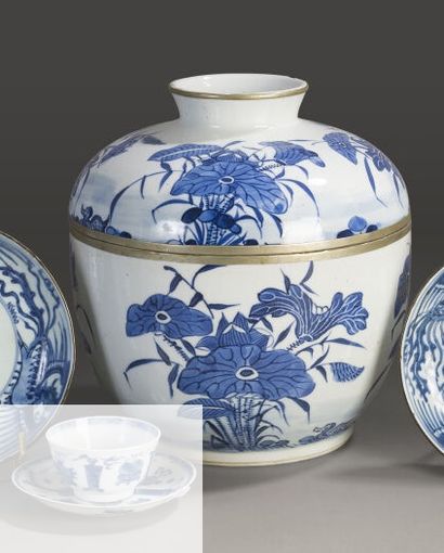 null Important pot couvert en porcelaine dit "bleu de Hué" à décor bleu blanc de...