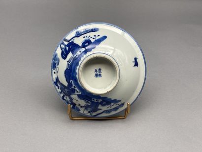 null Lot comprenant: 
- Un bol sur talon en porcelaine bleu et blanc dit "bleu de...