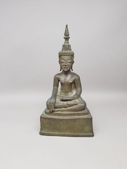 null Bouddha en bronze représenté assis en position bhumisparsha mudra ou prise de...