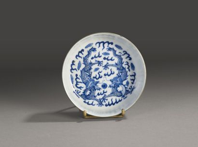 null Coupelle en porcelaine bleu blanc dit "bleu de Hué" à décor de deux dragons...