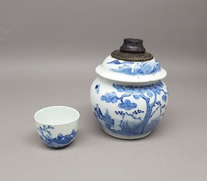 null Lot comprenant:
- Une pipe à eau en porcelaine bleu blanc dit "bleu de Hué"...