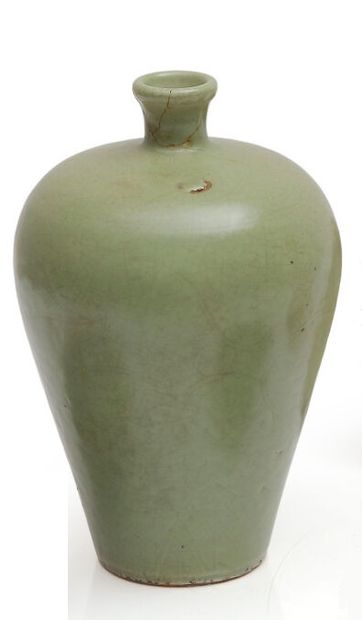 null Vase de forme Meiping à glaçure vert céladon, la panse à décor incisé de rinceaux...