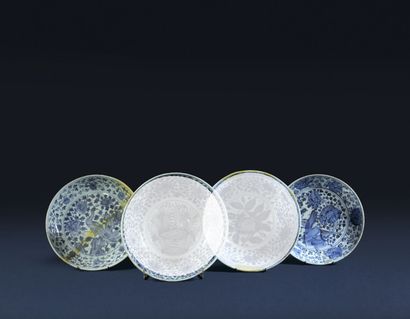 null Réunion de deux plats creux en porcelaine bleu blanc, la partie centrale ornée...