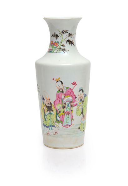null Vase balustre en porcelaine à décor émaillé polychrome de la famille rose des...