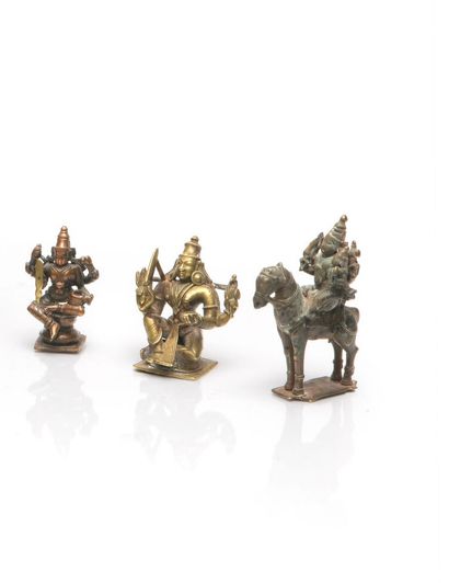 null Trois statuettes de Shiva en alliage de cuivre.
Le premier représenté à cheval,...