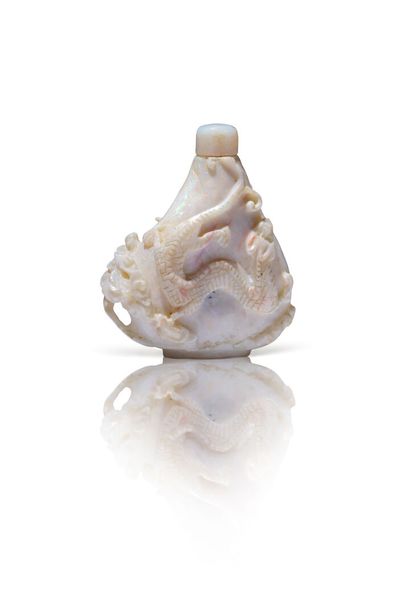 null Petite tabatière en opale blanche à décor sculpté d'un chilong dans les nuées....