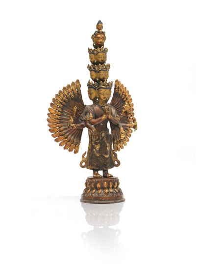null Statue d'Avalokiteshvara à milles bras en bronze ciselé partiellement doré et...