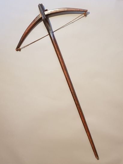null Wood and fiber crossbow. Fang, Pygmy, Gabon. 
Length: 126 cm. Depth: 66 cm....