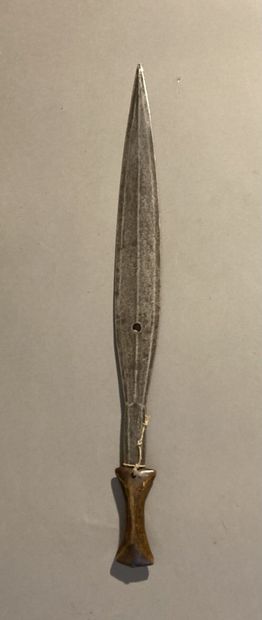 null Set including: 
- Sword, iron and copper handle. Saka, DRC. 
Length: 51 cm....