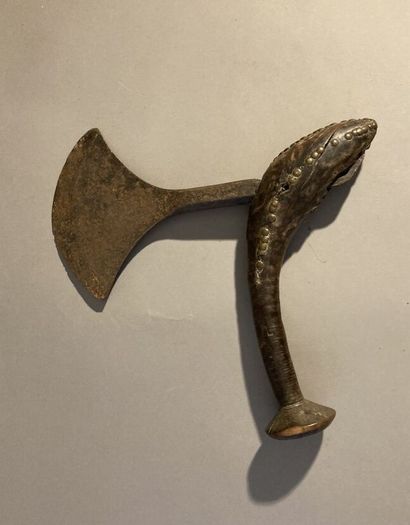 null Axe with studded wooden handle. Teke, DRC. 
Dimensions: 32x36 cm. 
