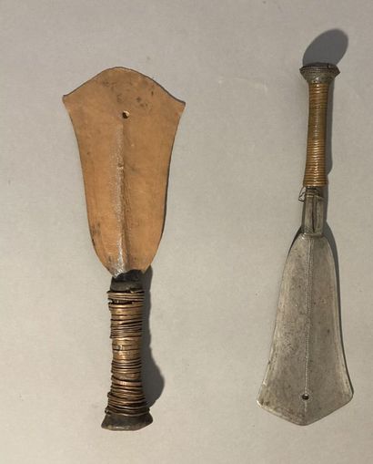 null 4 couteaux tranchets, poignées en bois, cuir et laiton. Yakoma, RDC. 
Longueur...