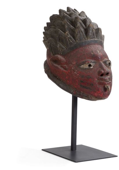 Gélédé mask in red and black polychrome wood....