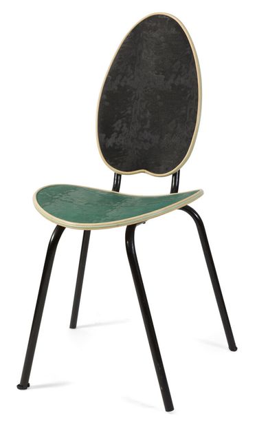 null Dans le goût de Jacques HITIER (1917-1999)
Chaise à dossier et assise cordiforme,...