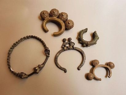 null Lot of 16 bracelets and a torque necklace in bronze and various alloys. West...