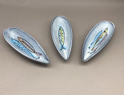 Set of 3 glazed ceramic oval bowls with fish...