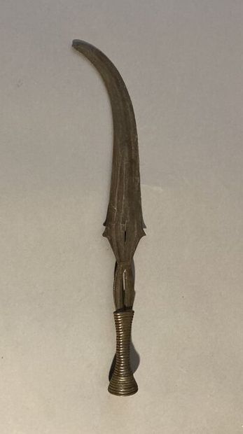 null Curved sword, wood and copper handle. Yakoma, DRC/Central Africa. 
Length: 67...