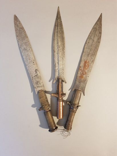 null Lot comprenant: 
- 3 épées courtes Ntsakh. Fang, Gabon. 
Longueur: 51, 50 et...