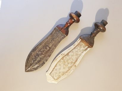 Set comprising: 
- 2 daggers, wooden handle....