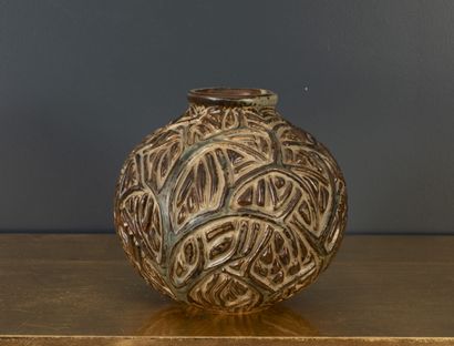 null Axel SALTO (1889 - 1961)
Vase boule à col ourlé en grès émaillé à décor en relief...