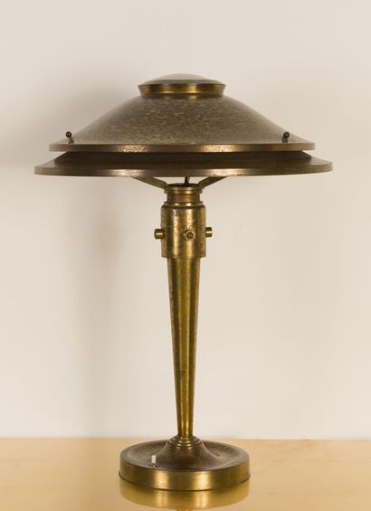 null In the style of Jean PERZEL (1892-1986)
Circular table lamp in metal with a...