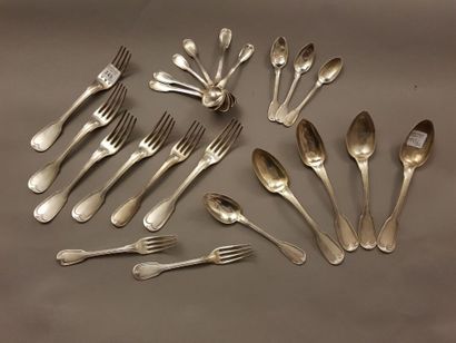 null Reunion of a silver menagère set including: 6 large forks, 4 soup spoons, 2...