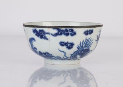 null Hué blue-white porcelain bowl decorated with two dragons facing each other,...