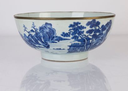 null Grand bol en porcelaine bleu blanc dite bleu de Hué à décor de paysages lacustres...