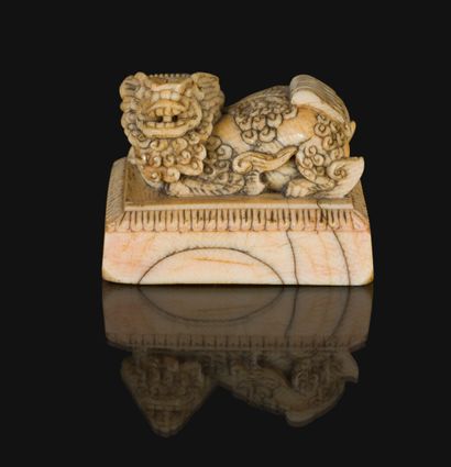null *Annamite mandarin seal in ivory decorated with an elongated qilin. 
Four-character...