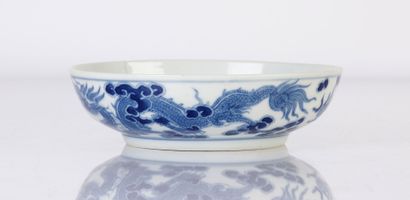 null Hué blue-white porcelain dish decorated with two five-clawed dragons chasing...