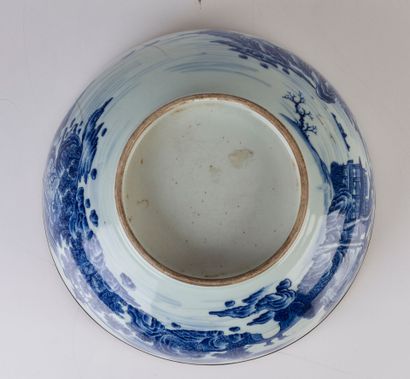 null Grand bol en porcelaine bleu blanc dite bleu de Hué à décor de paysages lacustres...