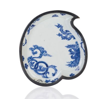 null Plateau à bétel en porcelaine bleu blanc dite bleu de Hué prenant la forme d'une...