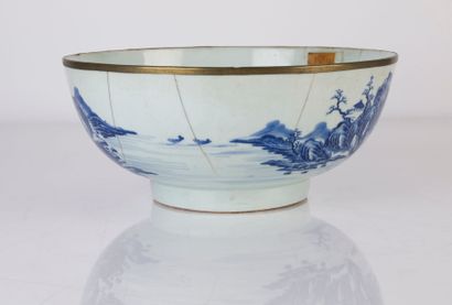 null Large blue-white Hué blue porcelain bowl decorated with lacustrine landscapes...