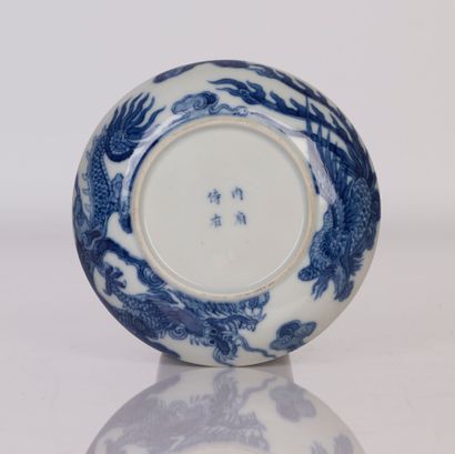 null Coupelle en porcelaine bleu blanc dite Bleu de Hué à décor d'un dragon et d'un...