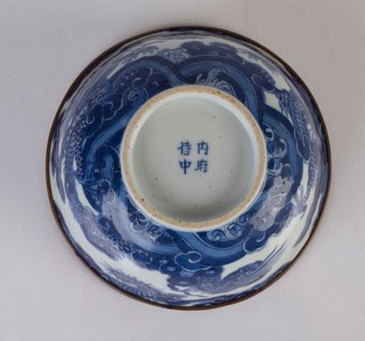 null Hué blue-white porcelain bowl decorated with two facing dragons chasing the...