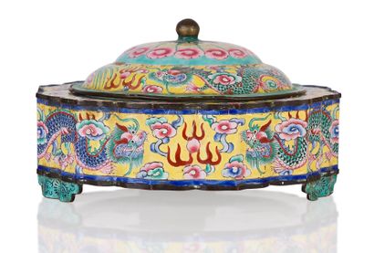 null REIGN OF S.M. EMPEROR THIEU TRI (1840-1847). 
Covered tripod box in enamels...