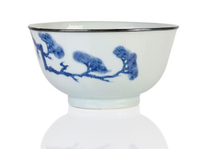 null Bol en porcelaine bleu blanc dite bleu de Hué à décor des trois amis de l'hiver...