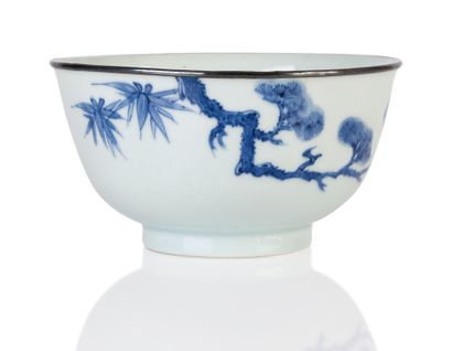 null Bol en porcelaine bleu blanc dite bleu de Hué à décor des trois amis de l'hiver...