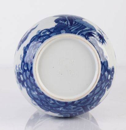 null Rare vase impérial de forme zhadou en porcelaine dite bleu de Hué à décor bleu...