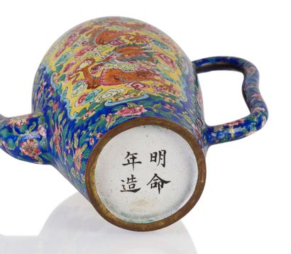null REIGN OF S.M. EMPEROR MINH MANG (1820-1840). 
Imperial wine pot decorated in...